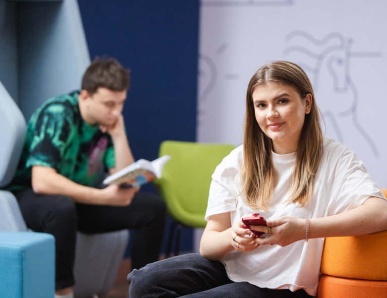 Pedagogika terapeutyczna z elementami neuroedukacji | Studia I stopnia we Wrocławiu | Uniwersytet WSB Merito we Wrocławiu: studenci w strefie studenta podczas czasu wolnego