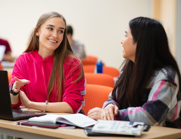 Filologia norweska | Studia I stopnia we Wrocławiu | Uniwersytet WSB Merito we Wrocławiu: studenci pracujący nad projektem grupowym