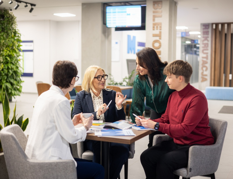 Menedżer zrównoważonego rozwoju i ESG | Studia podyplomowe we Wrocławiu | Uniwersytet WSB Merito we Wrocławiu: uczestnicy studiów podyplomowych pracujący nad wspólnym projektem