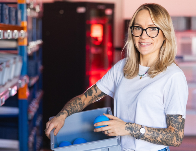 Transport, spedycja i logistyka | Studia I stopnia we Wrocławiu | Uniwersytet WSB Merito we Wrocławiu: studentka w laboratorium logistycznej