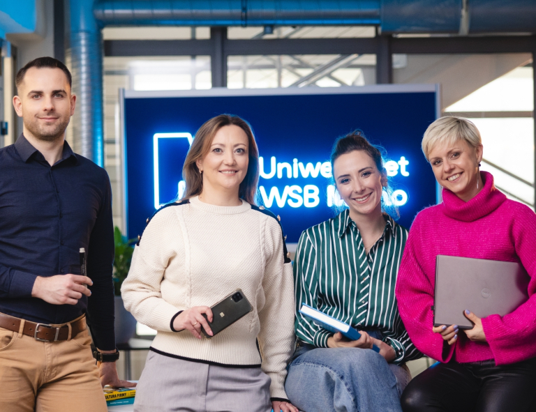 Professional Management dla początkujących | Studia podyplomowe we Wrocławiu | Uniwersytet WSB Merito we Wrocławiu: uczestnicy studiów podyplomowych pozujący do zdjęcia