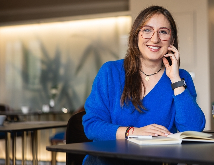 Zastosowanie AI w biznesie dla menedżerów | Studia podyplomowe we Wrocławiu | Uniwersytet WSB Merito we Wrocławiu: uczestniczka studiów podyplomowych rozmawiające przez telefon