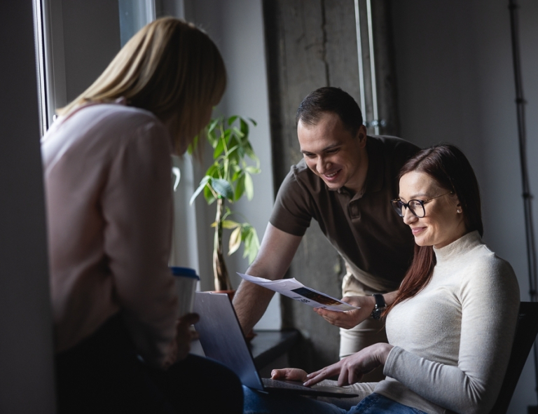 Programista JavaScript z wykorzystaniem AI | Studia podyplomowe we Wrocławiu | Uniwersytet WSB Merito we Wrocławiu: uczestnicy studiów podyplomowych pracujący nad wspólnym projektem