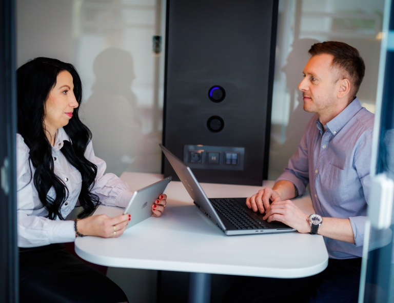 SAP S/4HANA - nowoczesny system ERP | Studia podyplomowe we Wrocławiu | Uniwersytet WSB Merito we Wrocławiu: uczestnicy studiów podyplomowych pracujący nad wspólnym projektem