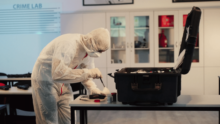 Crime Lab | Uniwersytet WSB Merito we Wrocławiu: studenci odbywający zajęcia w crime lab