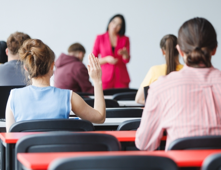 Software Development | Studia I stopnia we Wrocławiu | Uniwersytet WSB Merito we Wrocławiu: studenci na zajęciach w sali wykładowej