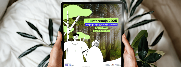 EKOnferencja 2025. Turystyka przyjazna przyrodzie | Uniwersytet WSB Merito we Wrocławiu: Informacja o ekonferencji na tablecie