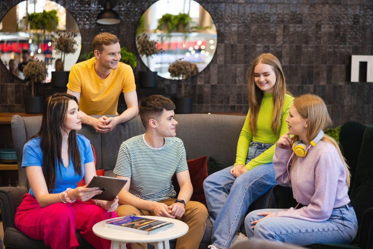 Strona główna | Uniwersytet WSB Merito we Wrocławiu: Pięcioro studentów WSB Merito siedzi na sofie w luźnej atmosferze