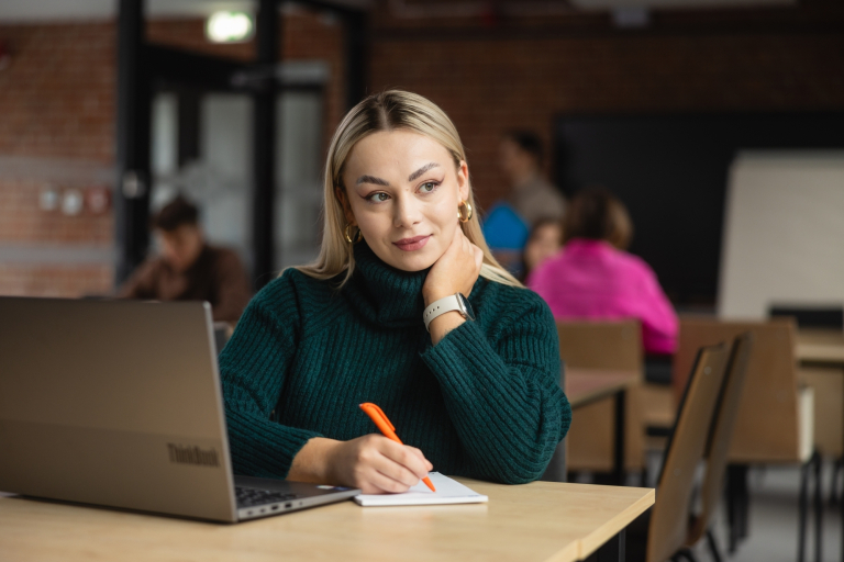 Studia podyplomowe we Wrocławiu | Uniwersytet WSB Merito we Wrocławiu: Kobieta patrząca się przez okno