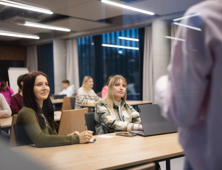 International Logistics | Studia I stopnia we Wrocławiu | Uniwersytet WSB Merito we Wrocławiu: studenci na sali wykładowej