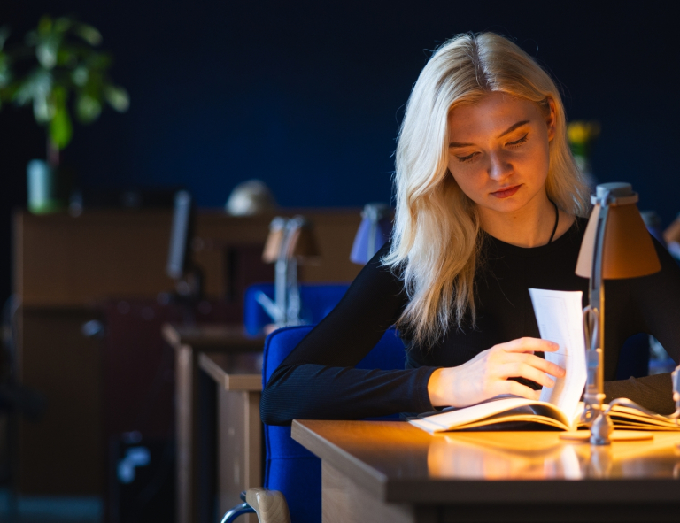 Cyberbezpieczeństwo | Studia II stopnia ze studiami podyplomowymi  | Uniwersytet WSB Merito we Wrocławiu: studentka ucząca się w czytelni
