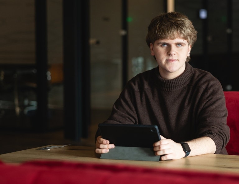 Centrum Współpracy Międzynarodowej | Uniwersytet WSB Merito we Wrocławiu: student pozujący do zdjęcia