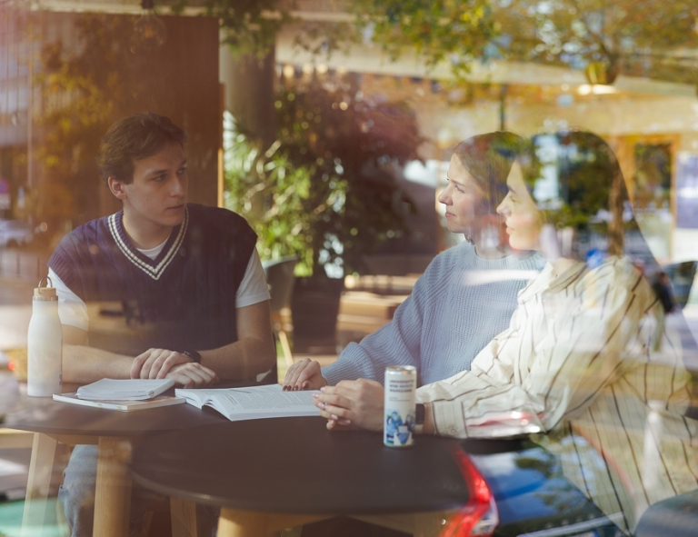 Business Management | Studia I stopnia we Wrocławiu | Uniwersytet WSB Merito we Wrocławiu: studenci uczący się do egzaminu w kawiarni
