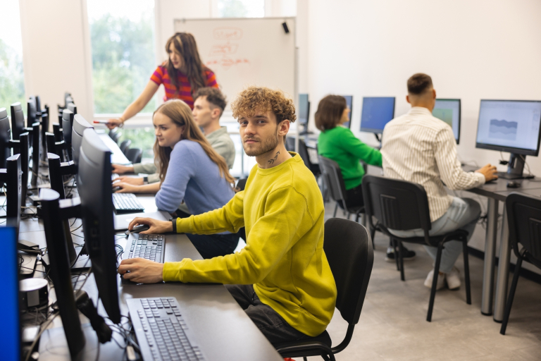 Analityka gospodarcza i analiza danych | Studia II stopnia we Wrocławiu | Uniwersytet WSB Merito we Wrocławiu: studenci podczas zajęć w pracowni komputerowej
