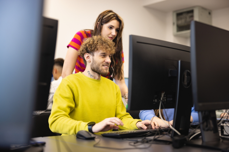 Laboratorium SAP Next-Gen | Uniwersytet WSB Merito we Wrocławiu: studenci w pracowni komputerowej