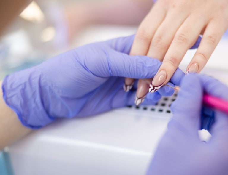 Manicure profesjonalny i nail art | Studia I stopnia we Wrocławiu | Uniwersytet WSB Merito we Wrocławiu: studenci na zajęciach w pracowni manicure