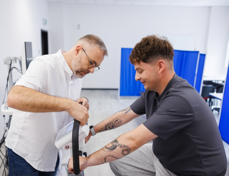 Dietetyka w sporcie i fizjologia wysiłku fizycznego | Studia II stopnia we Wrocławiu | Uniwersytet WSB Merito we Wrocławiu: studenci w pracowni kalorymetrii