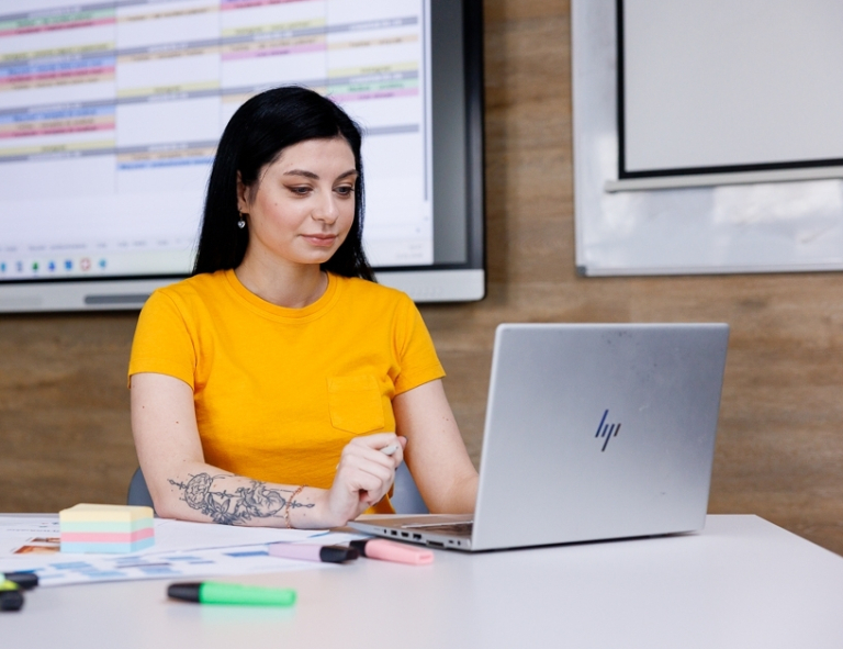 Turystyka zdrowotna, Wellness i dietetyka | Studia I stopnia we Wrocławiu | Uniwersytet WSB Merito we Wrocławiu: studentka korzystająca z laptopa
