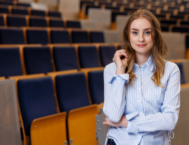 Międzynarodowe relacje w dyplomacji i biznesie | Studia I stopnia we Wrocławiu | Uniwersytet WSB Merito we Wrocławiu: studentka pozująca do zdjęcia