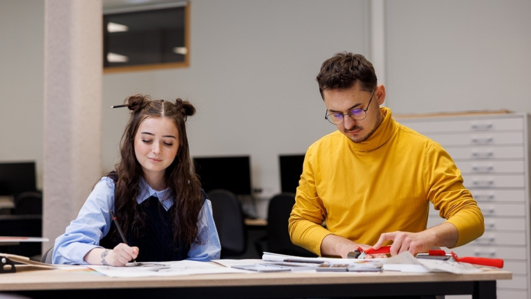 Zrównoważony biznes | Studia II stopnia we Wrocławiu | Uniwersytet WSB Merito we Wrocławiu: studenci pracujący nad projektem grupowym