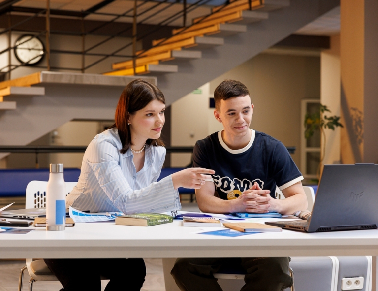 Zarządzanie w administracji publicznej | Studia II stopnia we Wrocławiu | Uniwersytet WSB Merito we Wrocławiu: studenci pracujący nad projektem grupowym