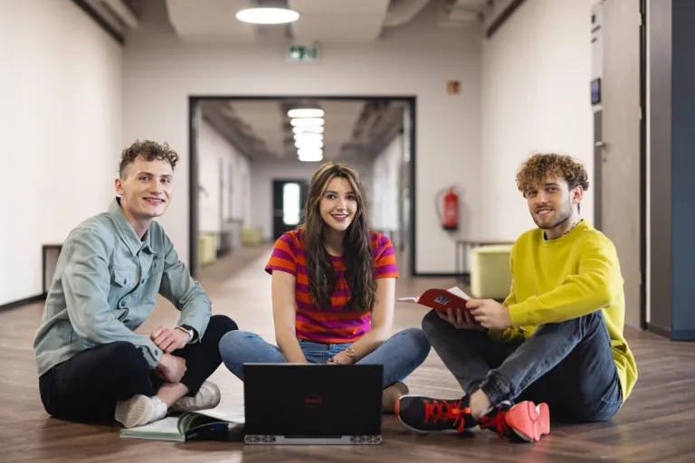 studenci, kampus, korytarz