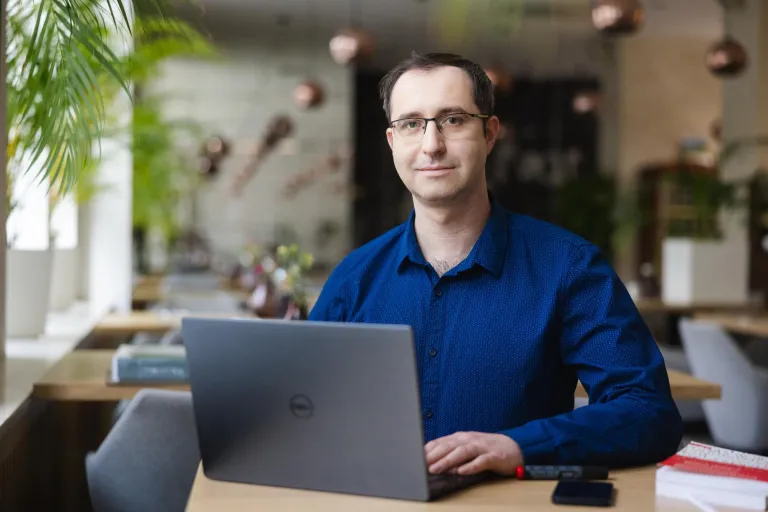 Analityk danych finansowych | Studia I stopnia we Wrocławiu | Uniwersytet WSB Merito we Wrocławiu: student pracujący na laptopie