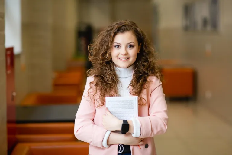 Analityka gospodarcza i analiza danych | Studia I stopnia we Wrocławiu | Uniwersytet WSB Merito we Wrocławiu: studentka trzymająca książkę