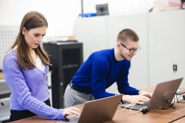 Informatyka – studia inżynierskie | Studia I stopnia we Wrocławiu | Uniwersytet WSB Merito we Wrocławiu: studenci w pracowni komputerowej