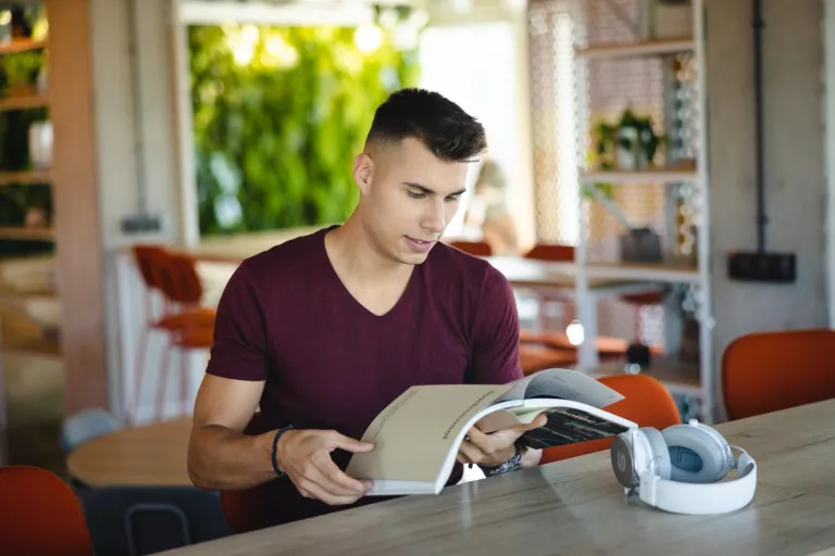 Informatyka – studia inżynierskie | Studia I stopnia we Wrocławiu | Uniwersytet WSB Merito we Wrocławiu: student czytający książkę