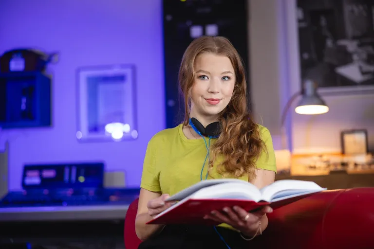Logistyka | Studia I stopnia we Wrocławiu | Uniwersytet WSB Merito we Wrocławiu: studentka czytająca książkę