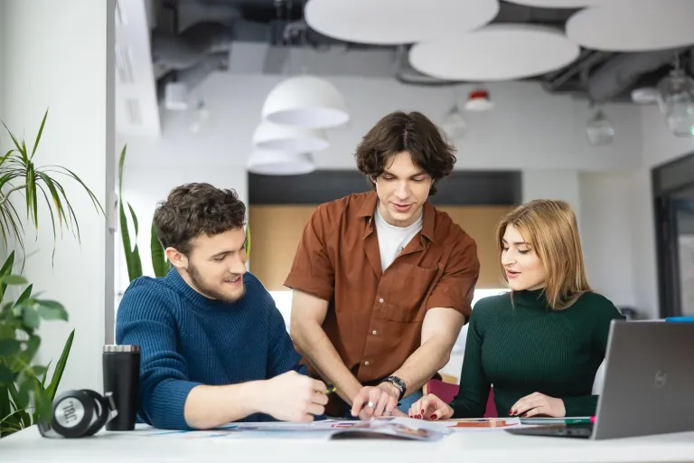 Inżynieria zarządzania – studia inżynierskie | Studia I stopnia we Wrocławiu | Uniwersytet WSB Merito we Wrocławiu: studenci pracujący nad projektem grupowym