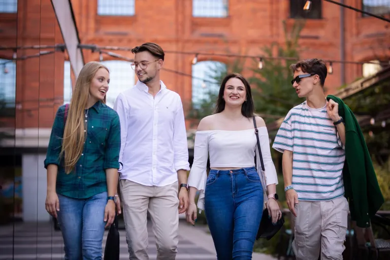 Turystyka i rekreacja – studia 3-semestralne | Studia II stopnia we Wrocławiu | Uniwersytet WSB Merito we Wrocławiu: grupa studentów