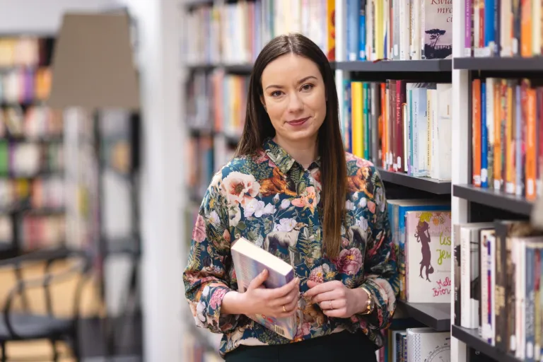Bankowość i usługi finansowe | Studia I stopnia we Wrocławiu | Uniwersytet WSB Merito we Wrocławiu: studentka w bibliotece
