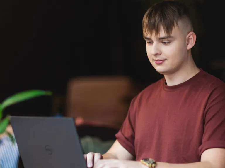 Finanse małych i średnich przedsiębiorstw | Studia I stopnia we Wrocławiu | Uniwersytet WSB Merito we Wrocławiu: student pracujący na laptopie