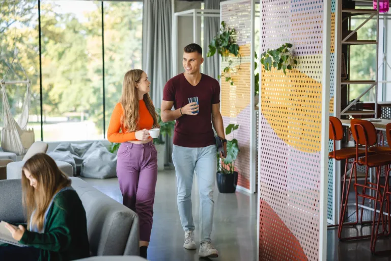 Specjalista kadr i płac | Studia I stopnia we Wrocławiu | Uniwersytet WSB Merito we Wrocławiu: studenci rozmawiający na korytarzu