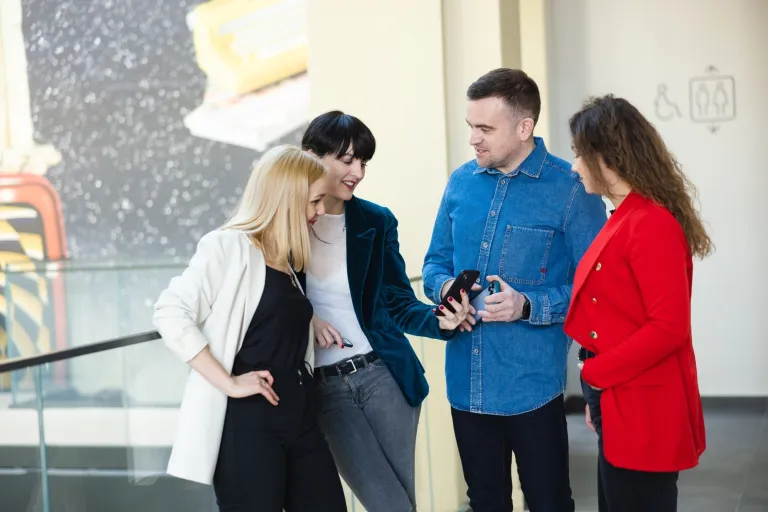 Rachunkowość i podatki | Studia I stopnia we Wrocławiu | Uniwersytet WSB Merito we Wrocławiu: studenci rozmawiający na korytarzu