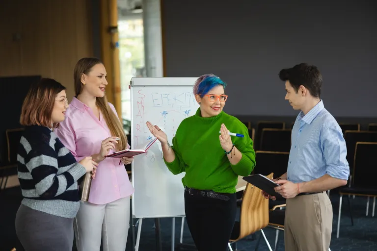 Analityk procesów biznesowych | Studia I stopnia we Wrocławiu | Uniwersytet WSB Merito we Wrocławiu: studenci pracujący nad projektem grupowym
