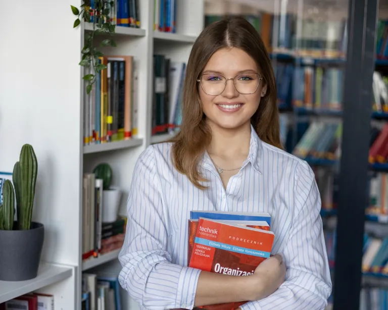 Nowoczesne zarządzanie kryzysowe i ochrona ludności | Studia I stopnia we Wrocławiu | Uniwersytet WSB Merito we Wrocławiu: studentka w bibliotece