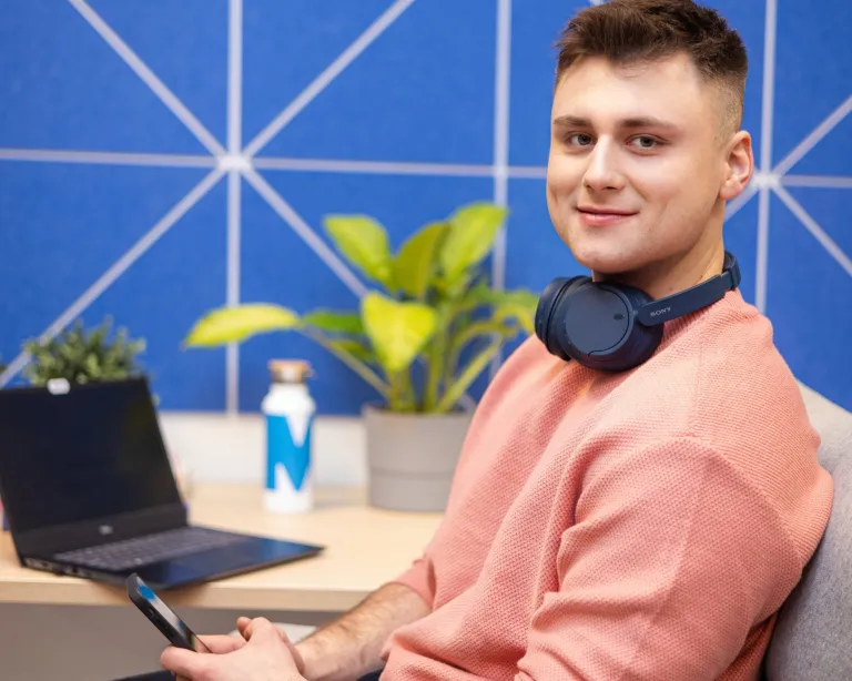 Inżynier aplikacji mobilnych | Studia I stopnia we Wrocławiu | Uniwersytet WSB Merito we Wrocławiu: student korzystający z telefonu