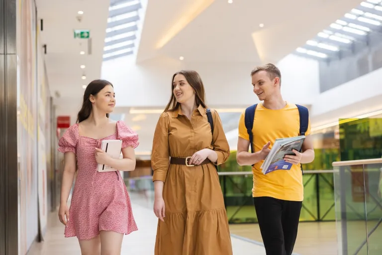 Pedagogika opiekuńczo-wychowawcza z nowoczesnymi technologiami w edukacji | Studia I stopnia we Wrocławiu | Uniwersytet WSB Merito we Wrocławiu: studenci w galerii handlowej