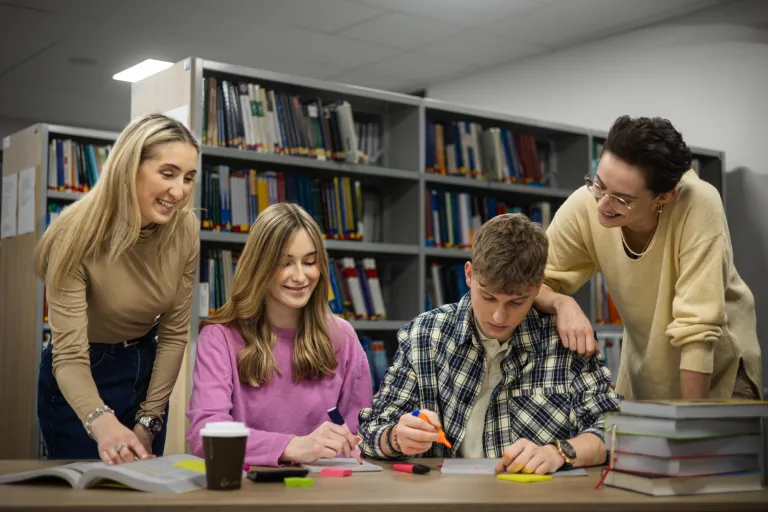 Kryminologia i kryminalistyka | Studia I stopnia we Wrocławiu | Uniwersytet WSB Merito we Wrocławiu: studenci w bibliotece