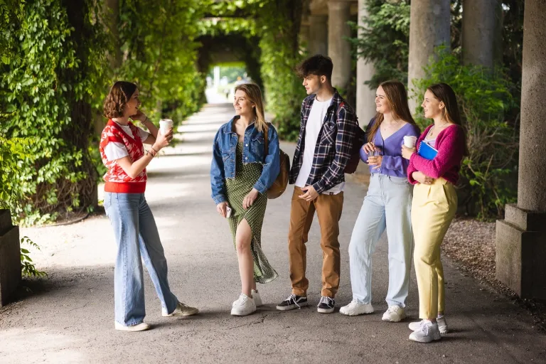 Metody i techniki śledcze | Studia II stopnia we Wrocławiu | Uniwersytet WSB Merito we Wrocławiu: studenci spacerujący po hali stulecia