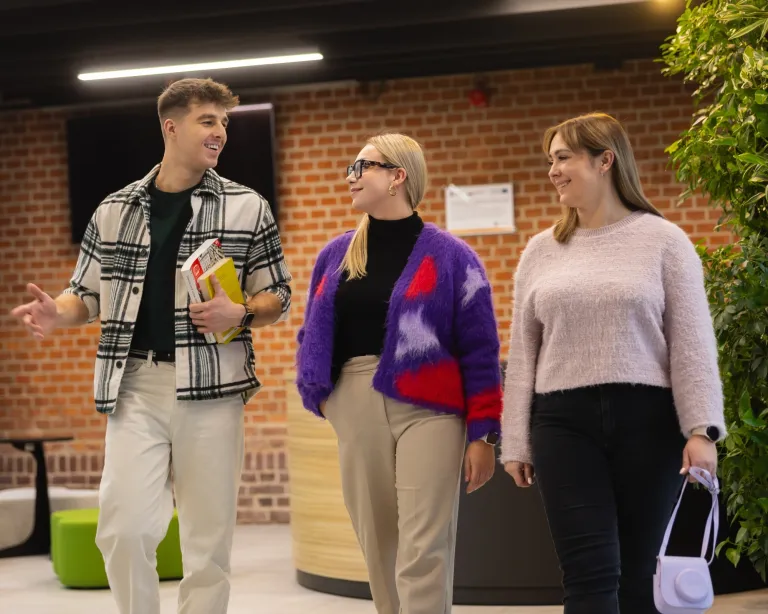 Zarządzanie kryzysowe i pomoc humanitarna | Studia II stopnia ze studiami podyplomowymi  | Uniwersytet WSB Merito we Wrocławiu: studenci idący korytarzem