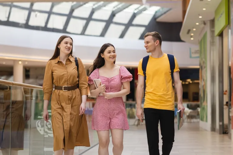 Ekonomia | Studia II stopnia we Wrocławiu | Uniwersytet WSB Merito we Wrocławiu: Grupa studentów galeria handlowa 