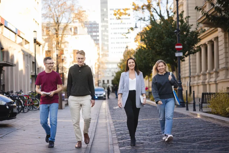 Psychologia i zarządzanie kapitałem ludzkim | Studia II stopnia we Wrocławiu | Uniwersytet WSB Merito we Wrocławiu: spacerujący studenci