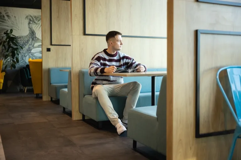 Zarządzanie i marketing | Studia II stopnia ze studiami podyplomowymi  | Uniwersytet WSB Merito we Wrocławiu: student siedzący w strefie studenta