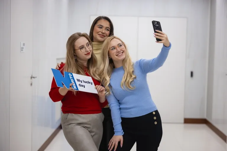 Zarządzanie strategiczne | Studia II stopnia we Wrocławiu | Uniwersytet WSB Merito we Wrocławiu: studenci robiący sobie wspólne zdjęcie