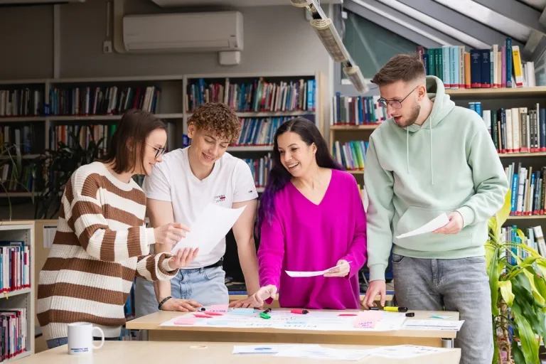 Marketing i innowacje w branży turystycznej | Studia II stopnia we Wrocławiu | Uniwersytet WSB Merito we Wrocławiu: studenci pracujący nad projektem grupowym