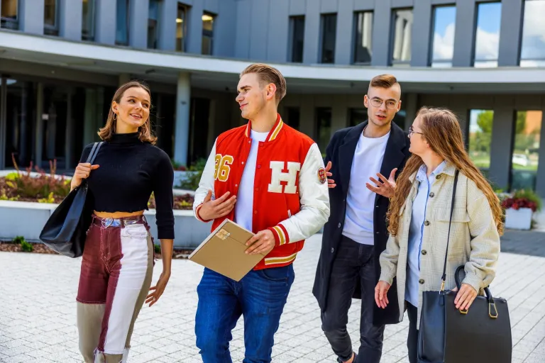 Psychologia sprzedaży | Studia II stopnia we Wrocławiu | Uniwersytet WSB Merito we Wrocławiu: studenci idący na zajęcia